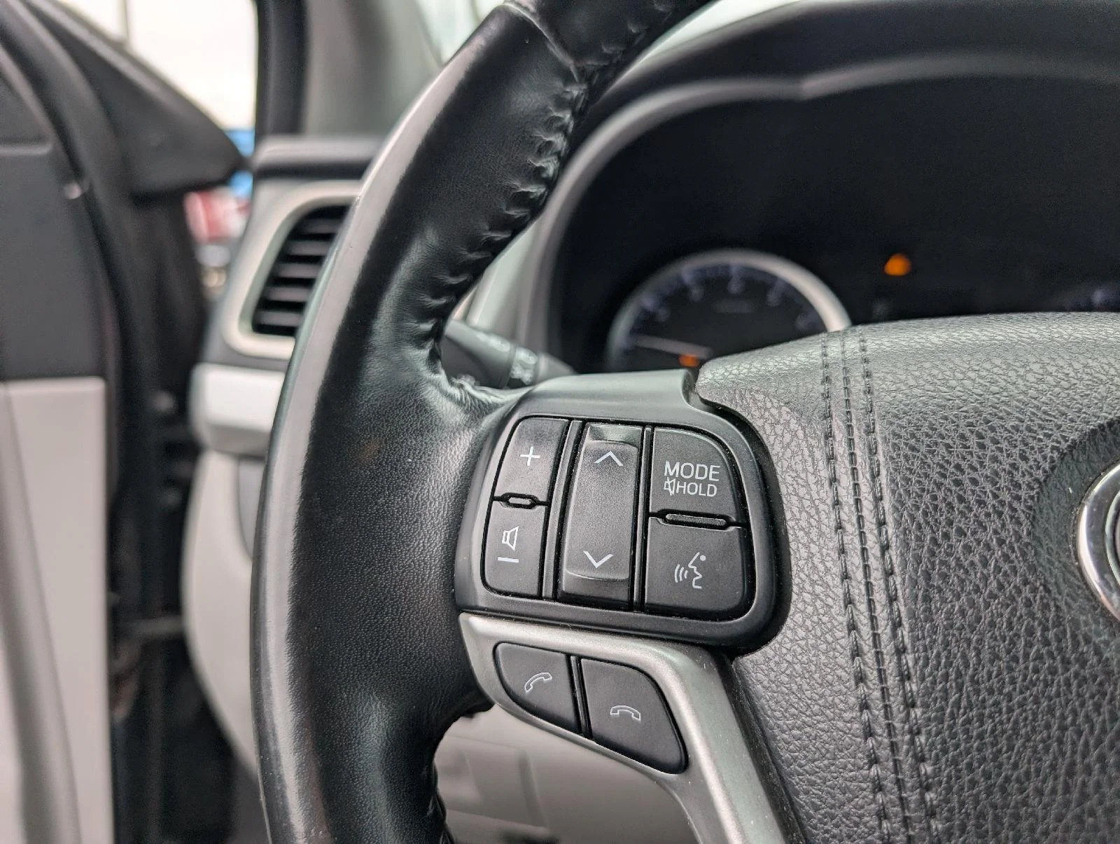 Used 2017 Gy Toyota LE image 14