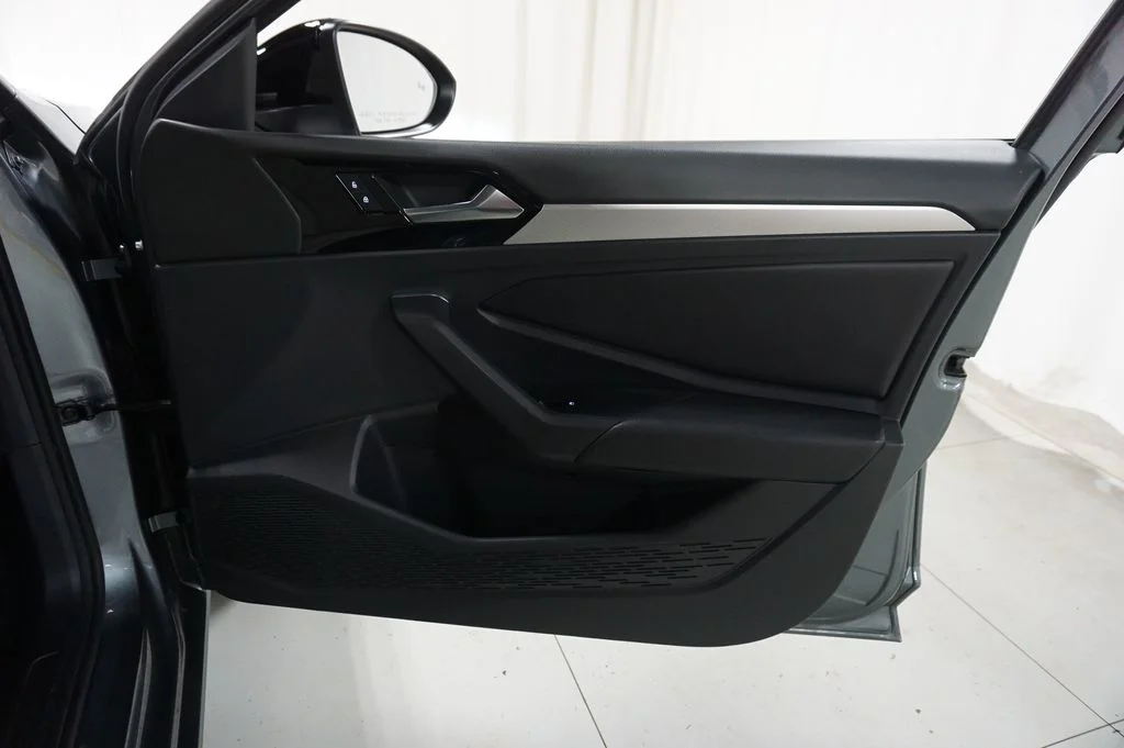 Used 2019 Platinum Gray Metallic Volkswagen R-Line image 32