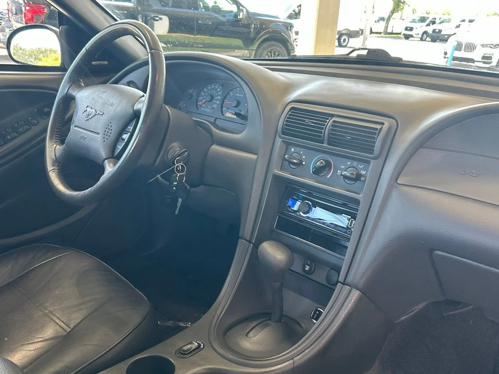 Used 2003 Red Ford V6 image 22