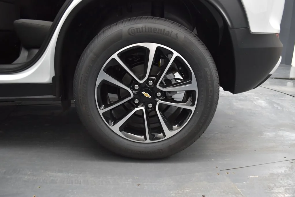 New 2026 Summit White Chevrolet LT image 19