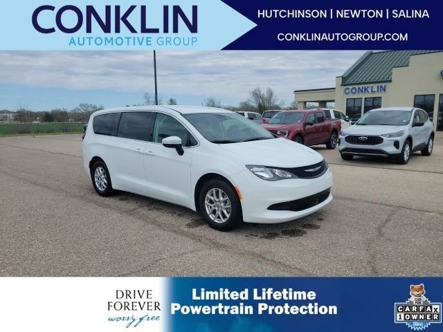 2023 Chrysler Voyager LX's photo