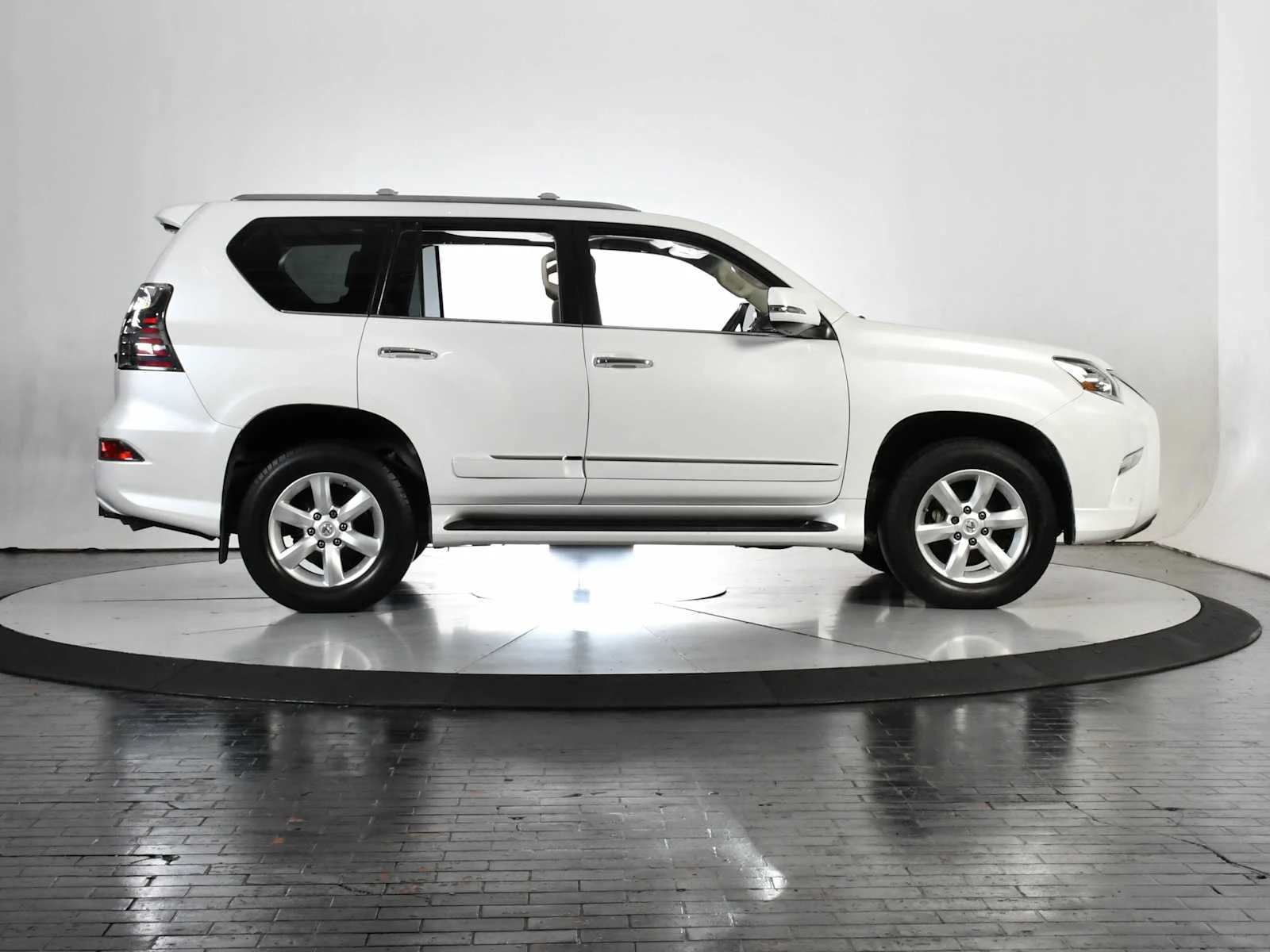 Used 2018 Starfire Pearl Lexus  image 8