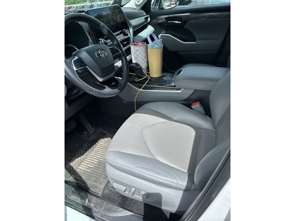 Used 2022 Wind Chill Pearl Toyota Hybrid Platinum image 8