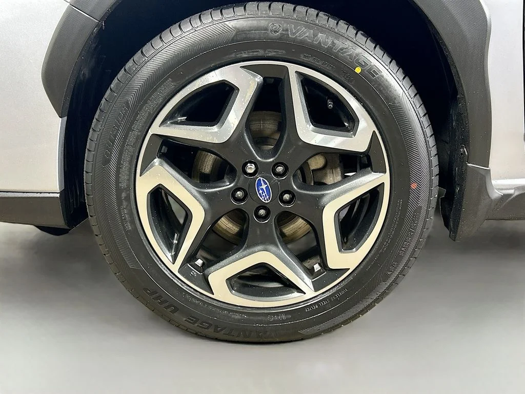 Used 2019 Ice Silver Metallic Subaru Limited image 30