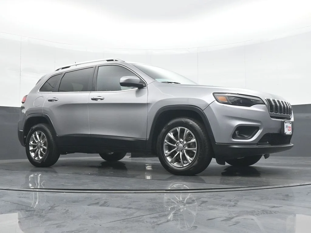 Used 2019 Silver Jeep Latitude Plus image 32