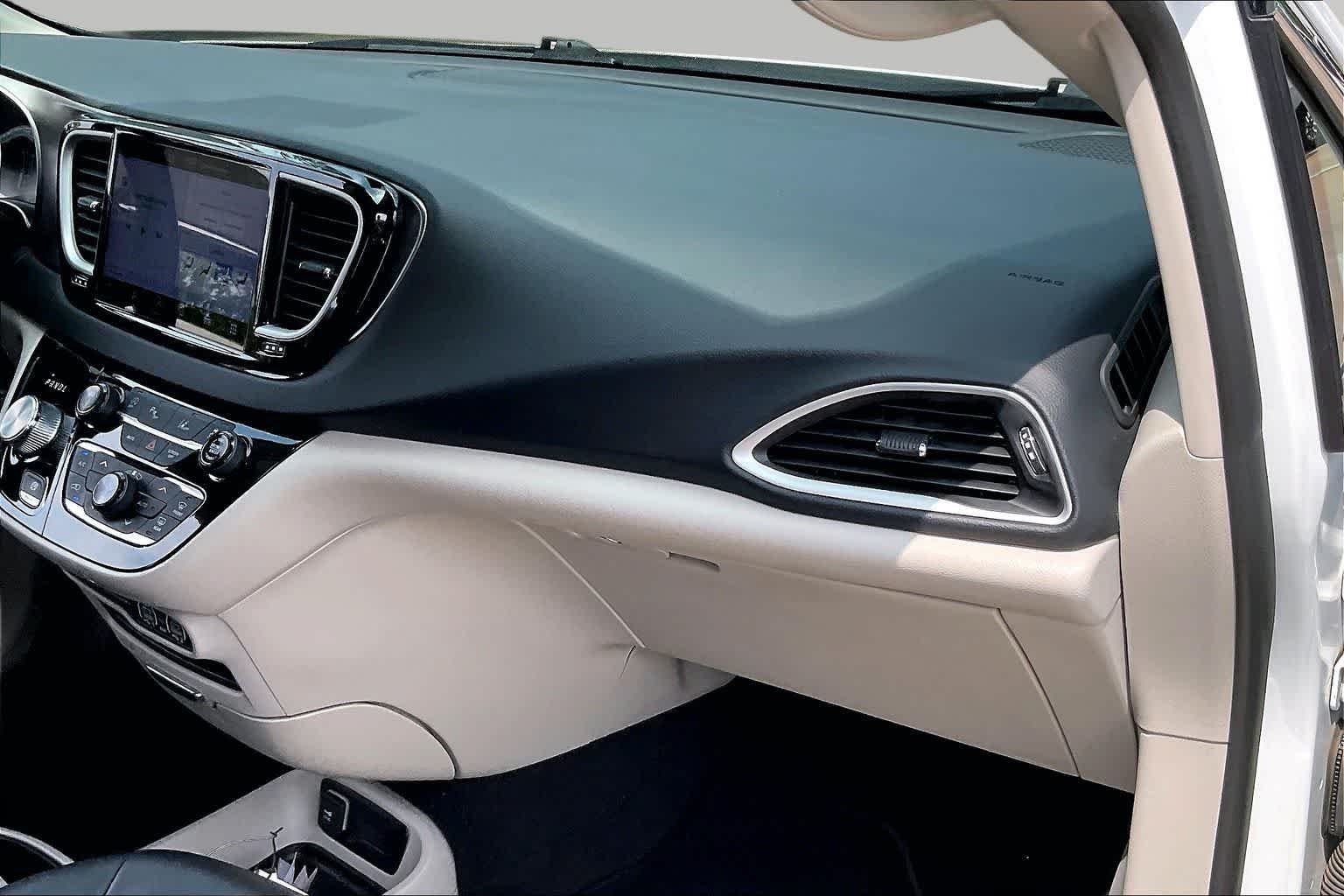 Used 2023 Bright White Clearcoat Chrysler Touring L image 31