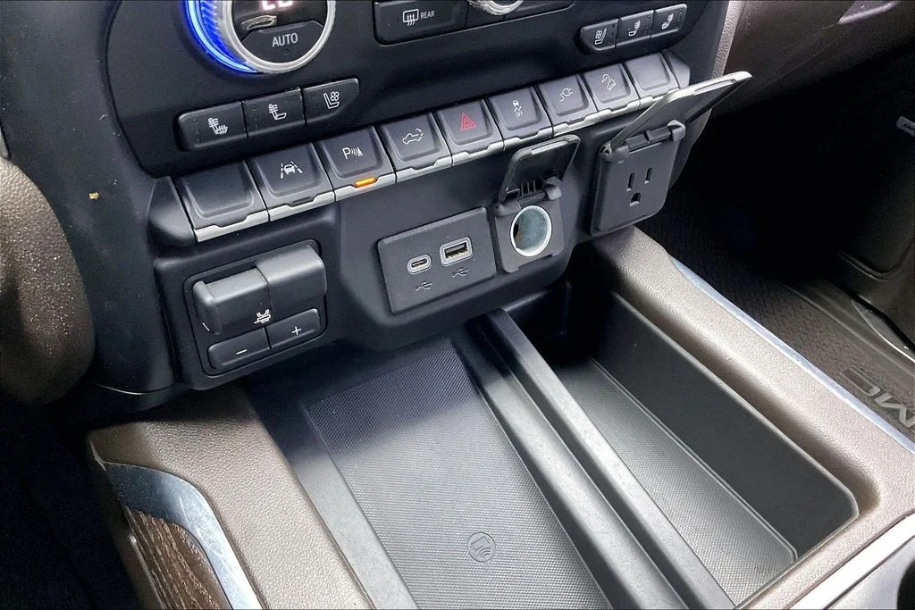 Used 2022 White GMC Denali image 25