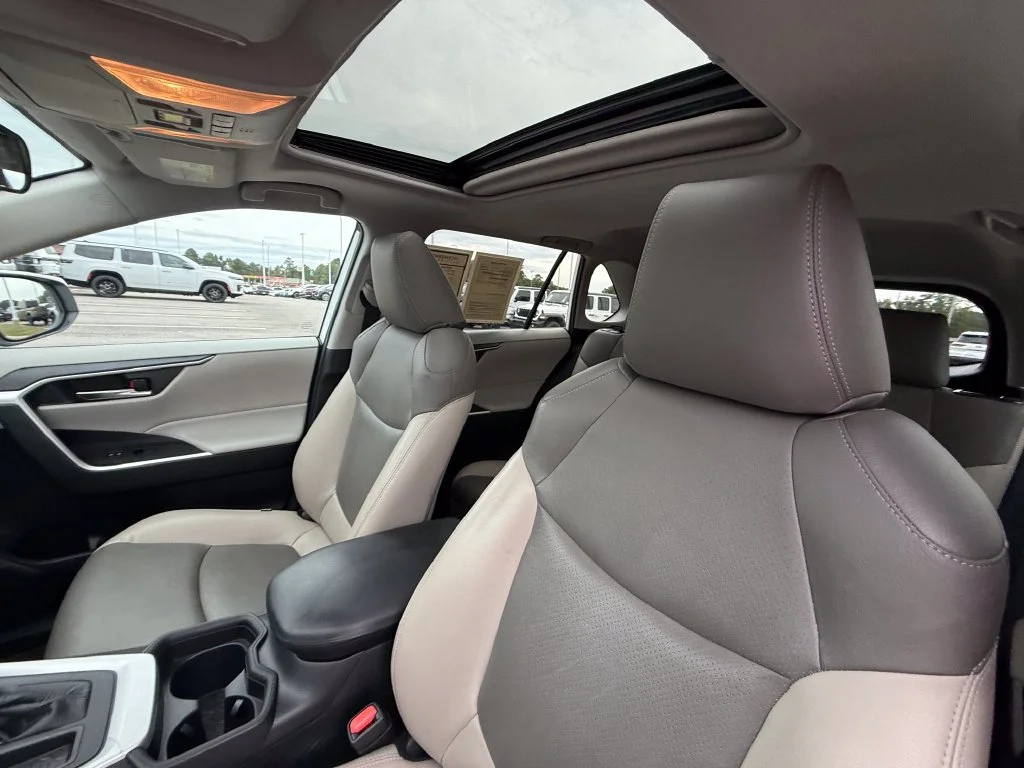Used 2020 White Toyota XLE image 22