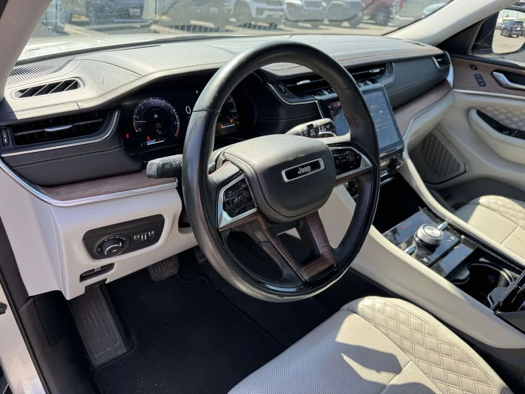 Used 2022 Silver Jeep Summit image 2