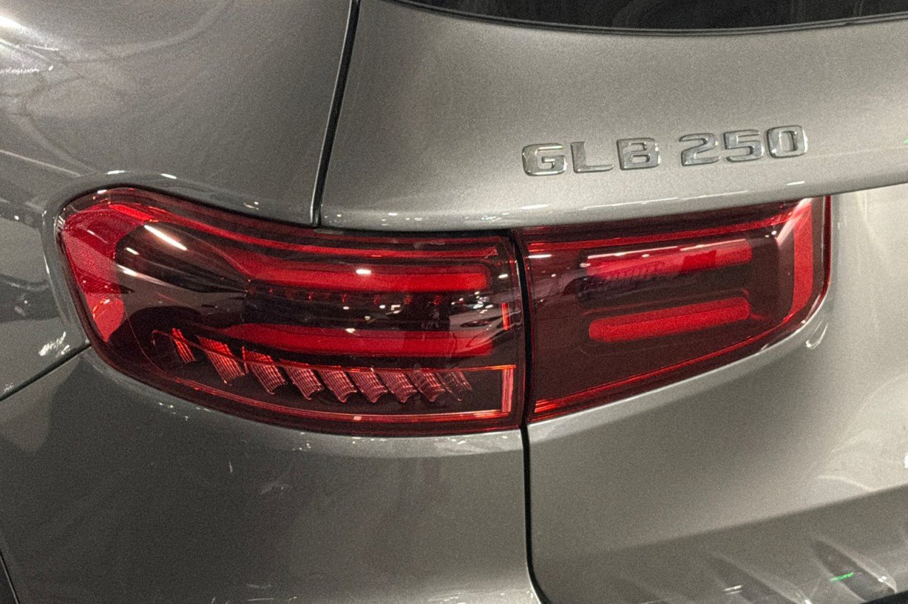 New 2026 Mountain Grey Metallic Mercedes-Benz GLB 250 4MATIC® SUV image 26