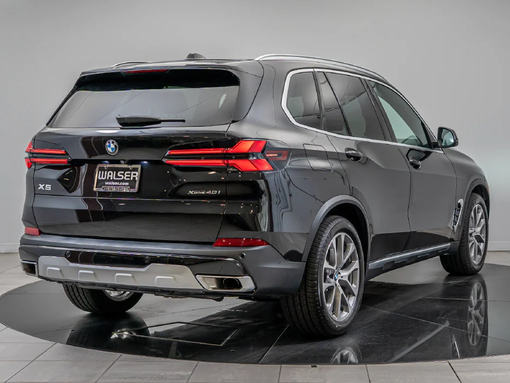 Used 2024 Black Sapphire Metallic BMW xDrive40i image 10