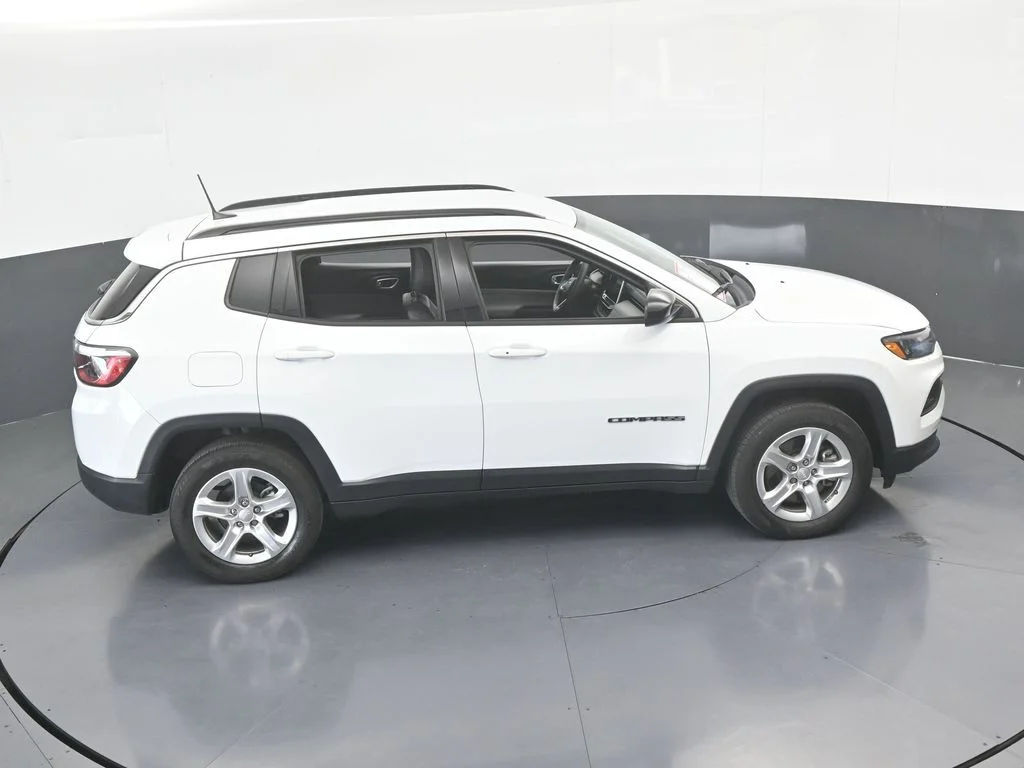 Used 2023 Bright White Clearcoat Jeep Latitude image 15