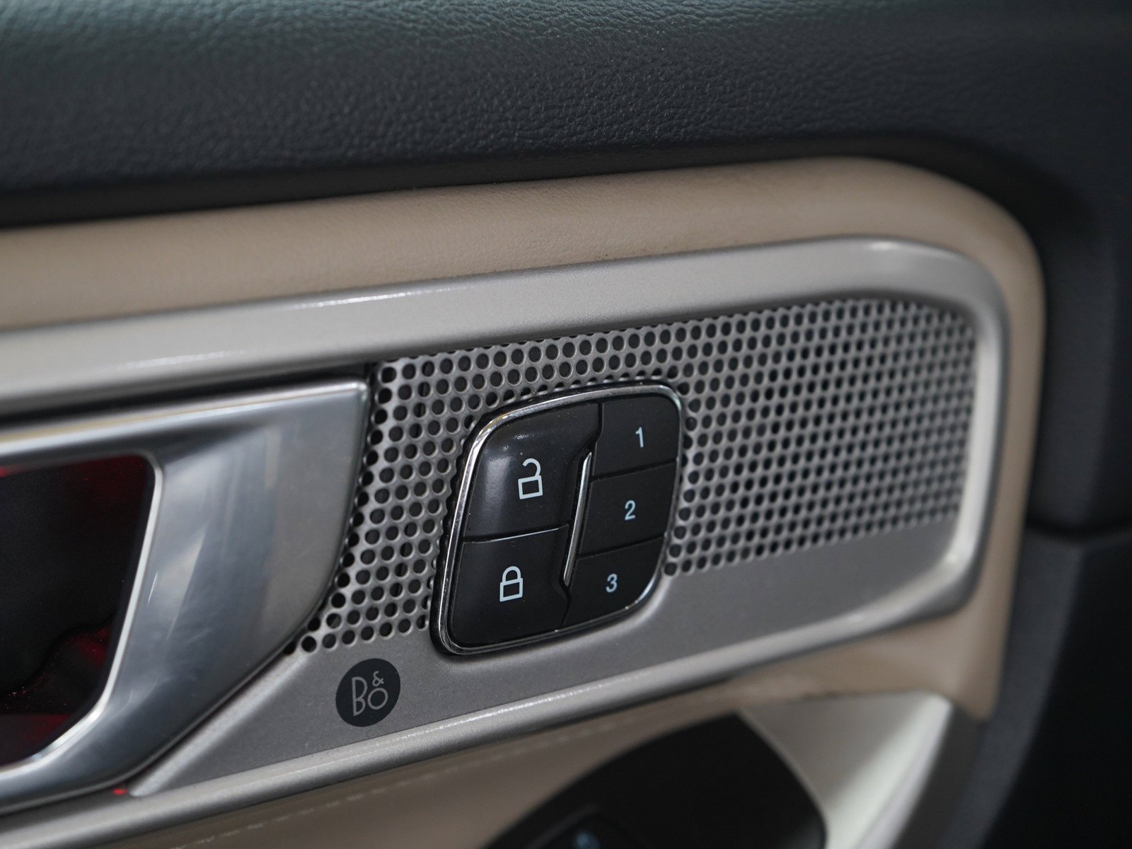 Used 2022  Ford Limited image 23