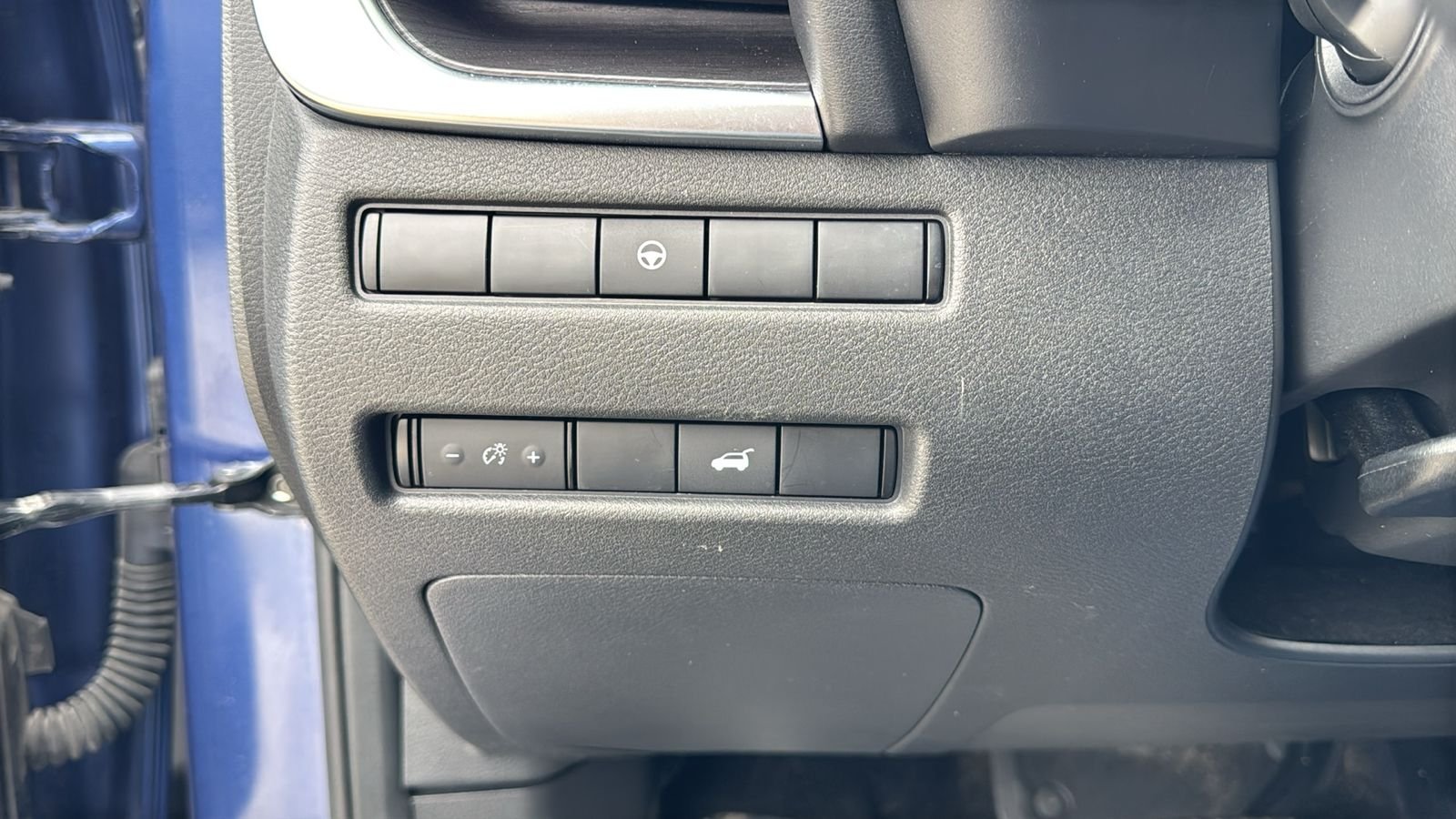 Used 2021 Blue Nissan SL image 19