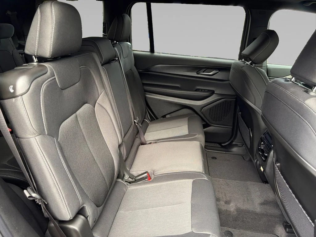 New 2026 Velvet Red Pearl-Coat Exterior Paint Jeep Laredo image 17
