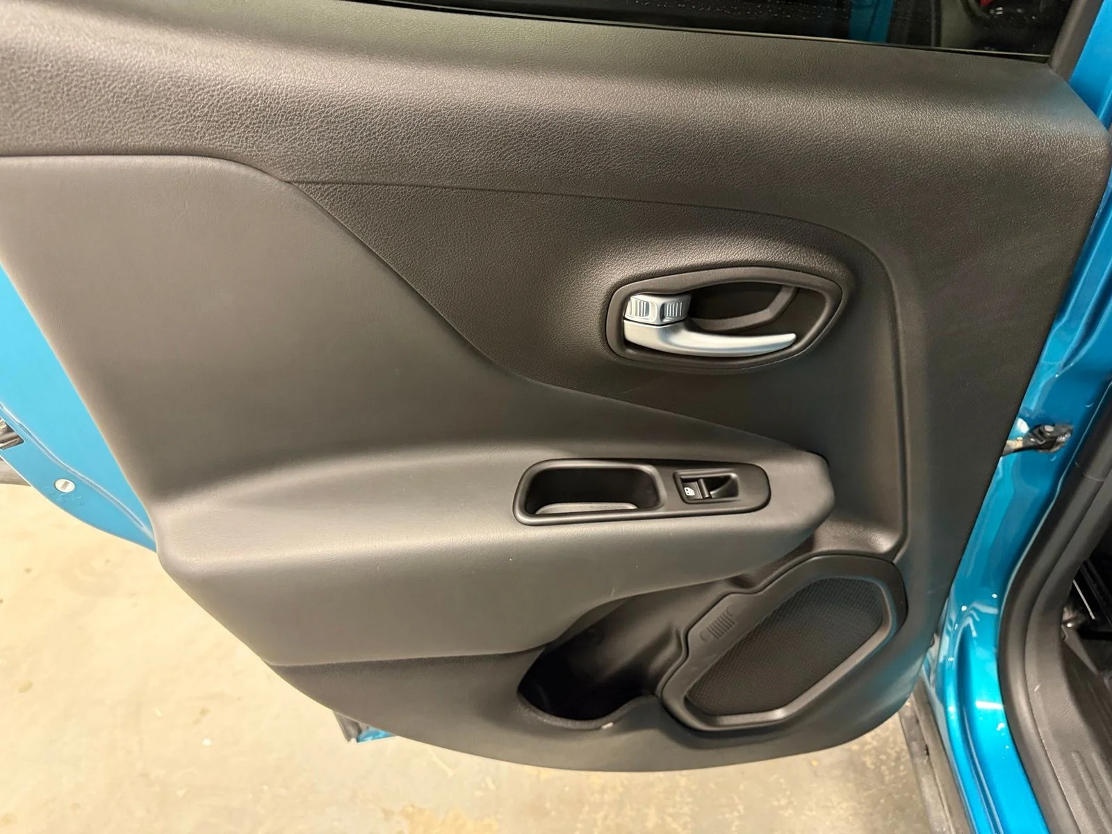 Used 2022  Jeep Altitude image 21