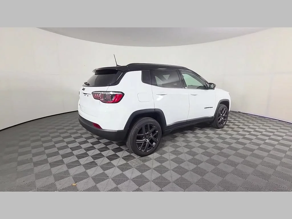 New 2026 Bright White Clear-Coat Exterior Paint Jeep Limited Altitude image 24