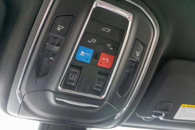 New 2026 Diamond Black Crystal Pearlcoat Jeep Altitude image 28