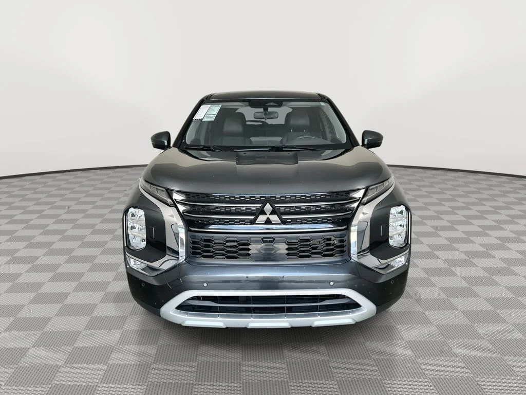 Used 2024 Gray Mitsubishi SE image 3