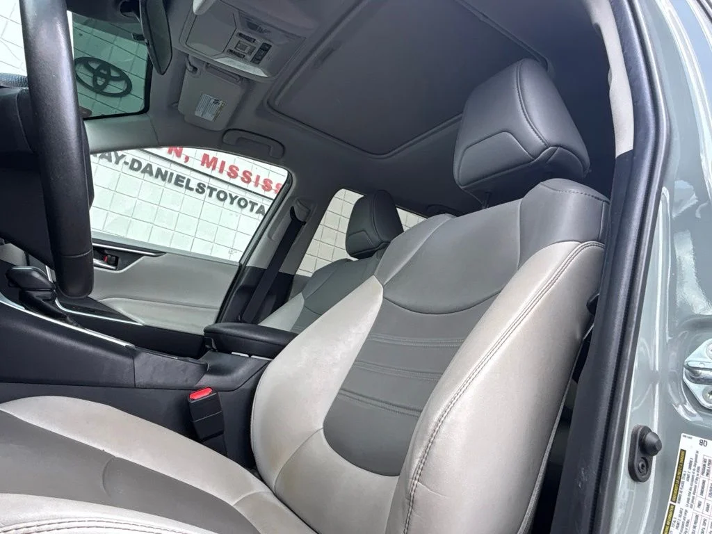 Used 2021  Toyota XLE Premium image 8
