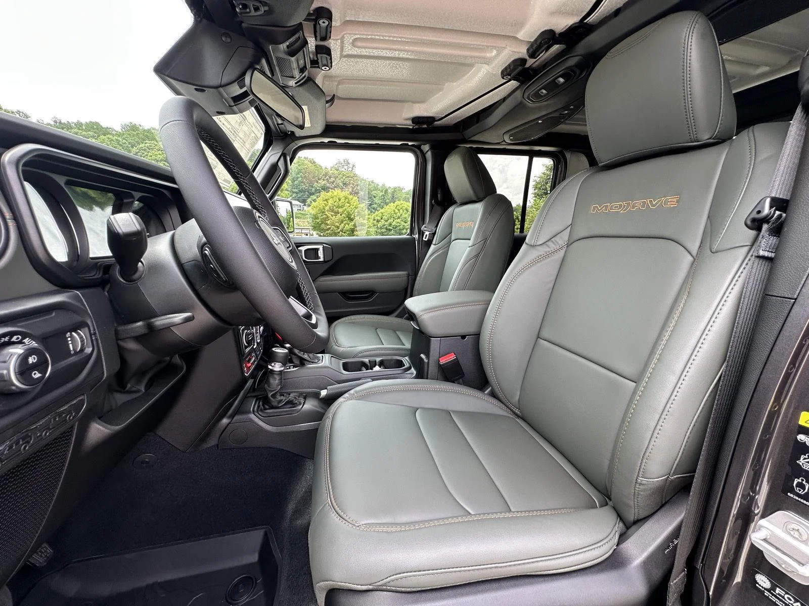 New 2026 Granite Crystal Metallic Clearcoat Jeep Mojave image 9