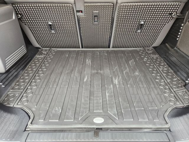 2024 Land Rover Defender thumbnail 32