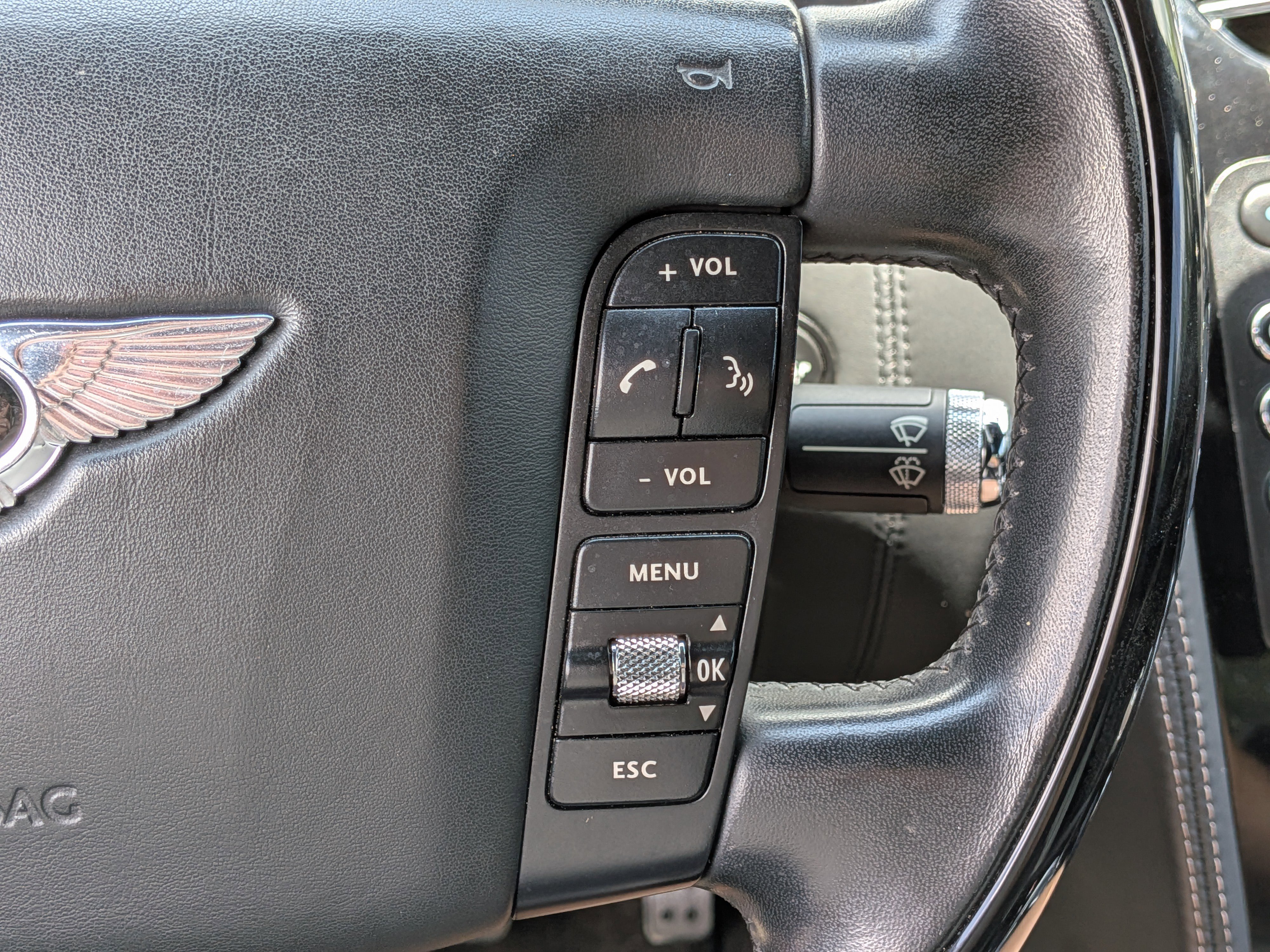 Used 2009 Glacier White Bentley Base image 24