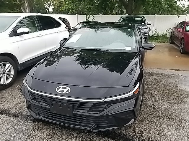 Used 2025 Black Hyundai SE image 10