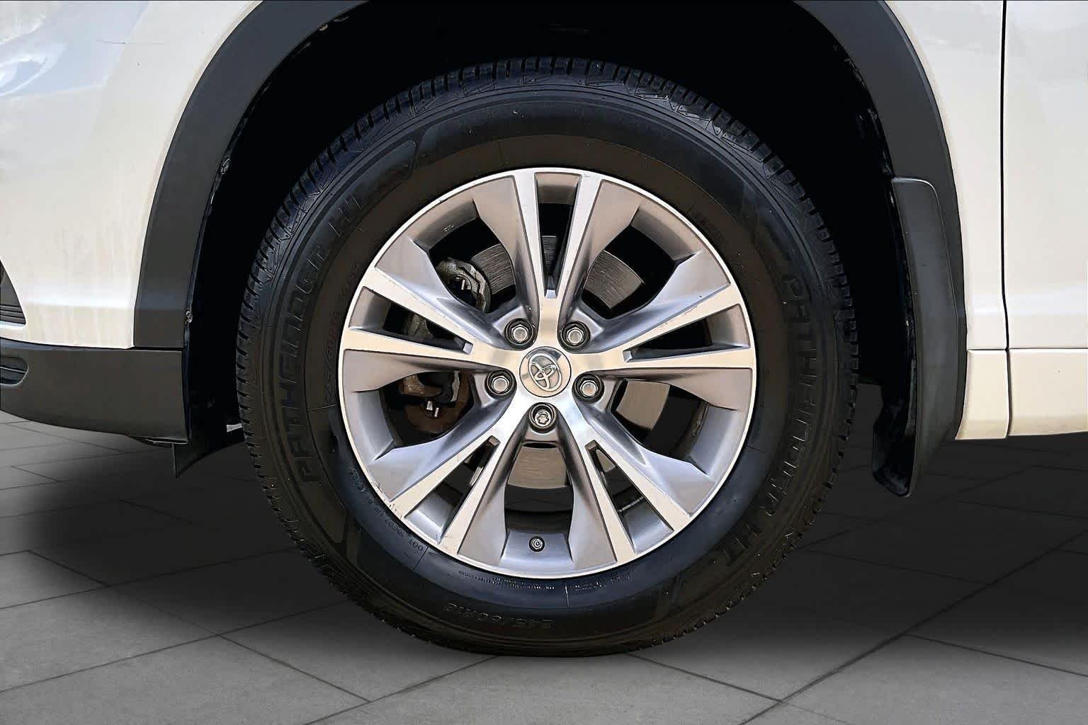 Used 2015 Blizzard Pearl Toyota XLE image 11