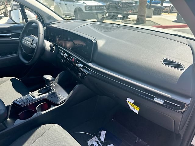 Used 2026 Snow White Pearl Kia LX image 28