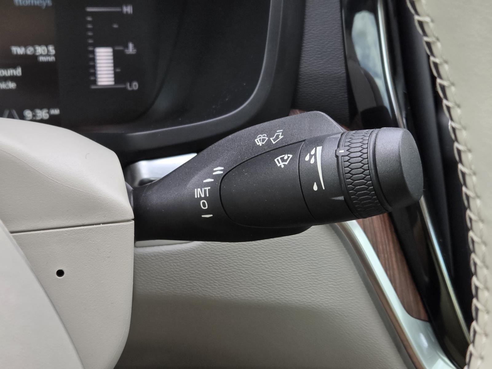 Used 2019 Crystal White Pearl Metallic Volvo Momentum image 23