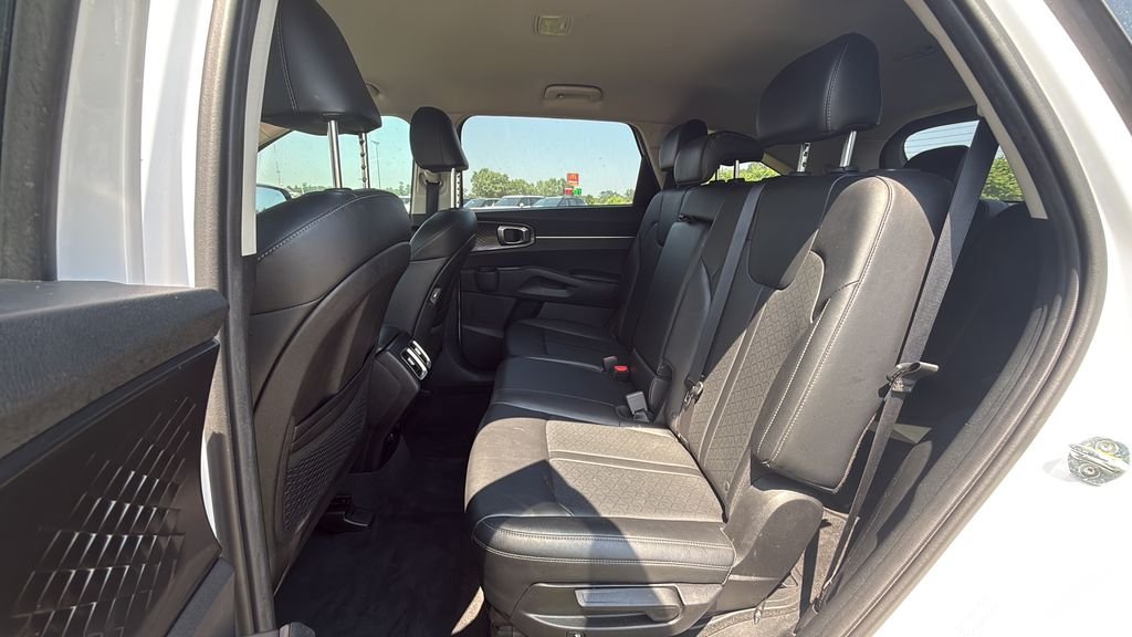 Used 2022 White Kia S image 33