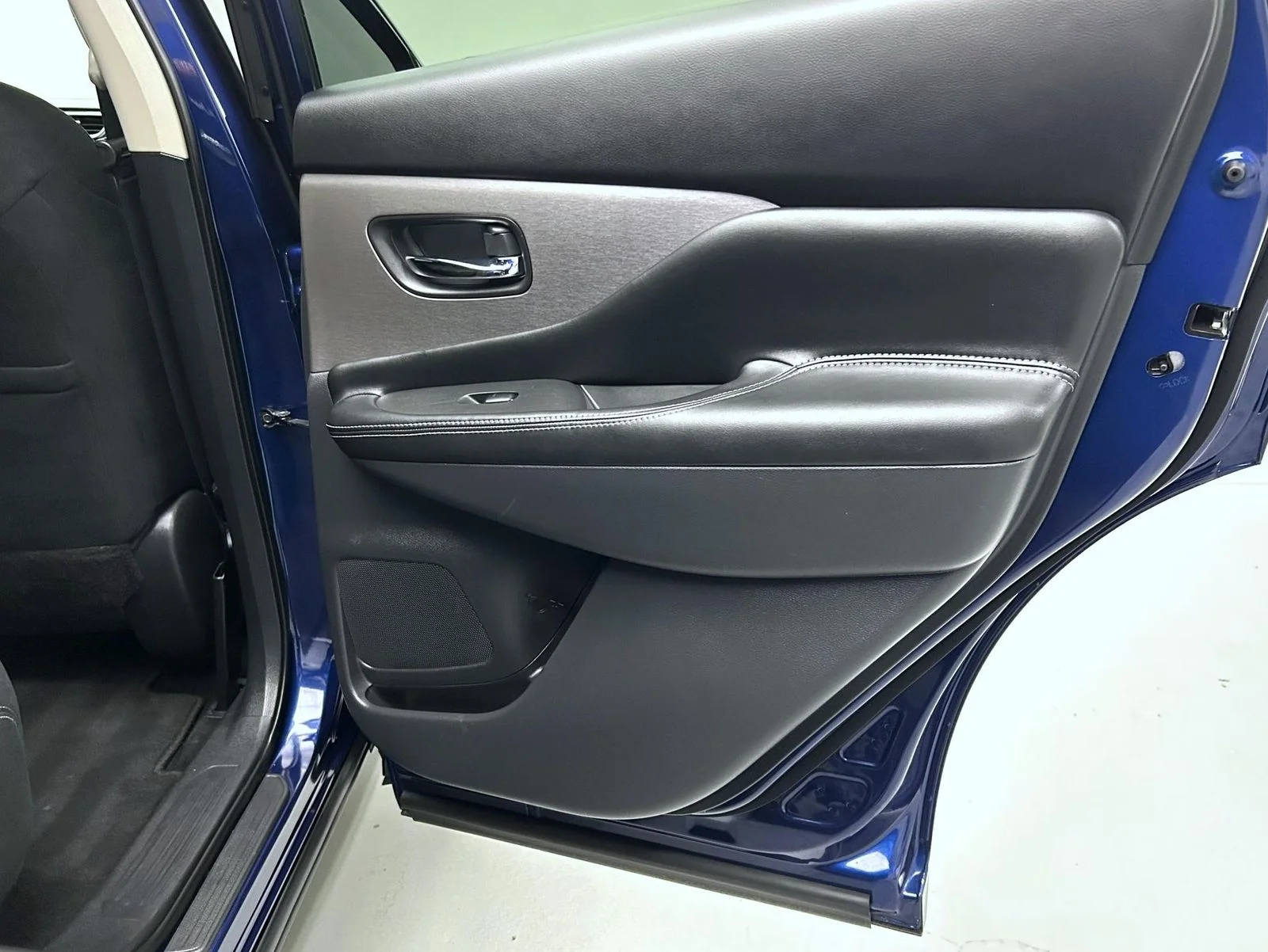 Used 2022 Blue Nissan S image 17