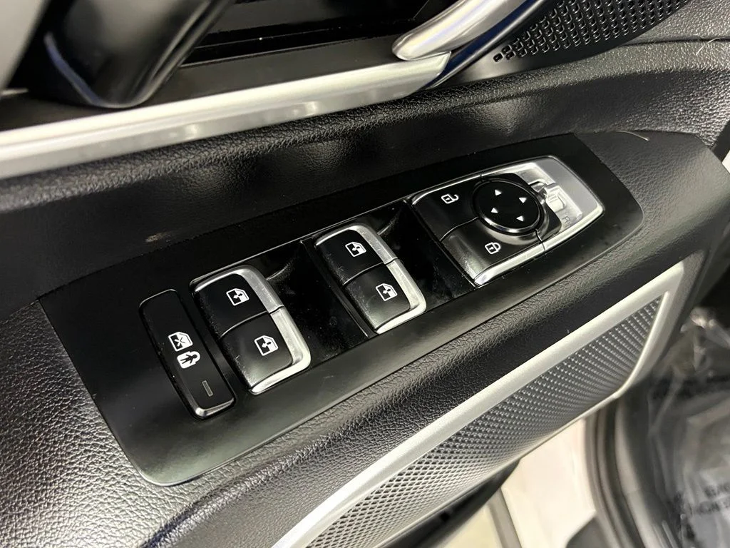 Used 2022 White Kia S image 15