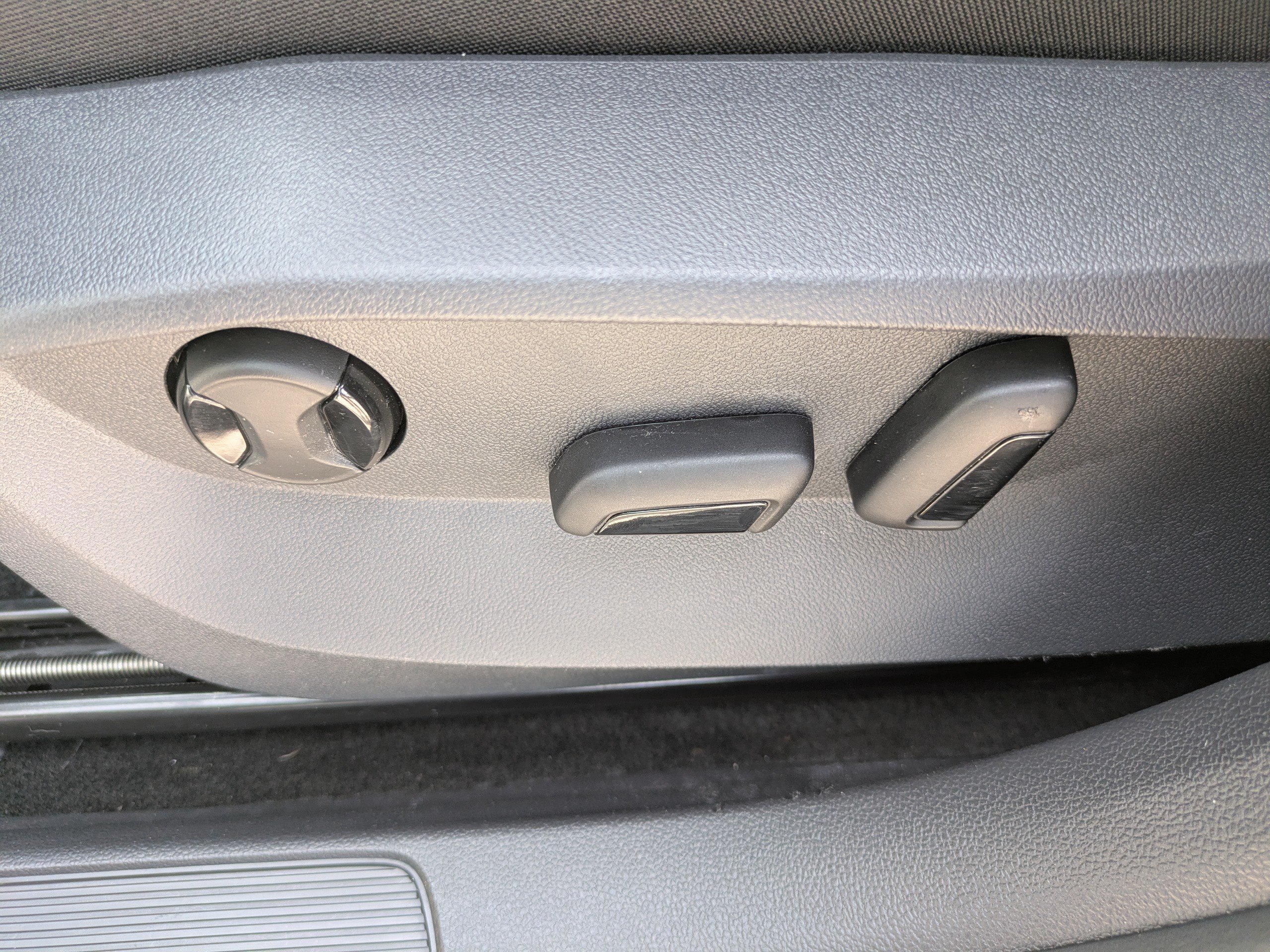 Used 2024  Volkswagen SE image 18