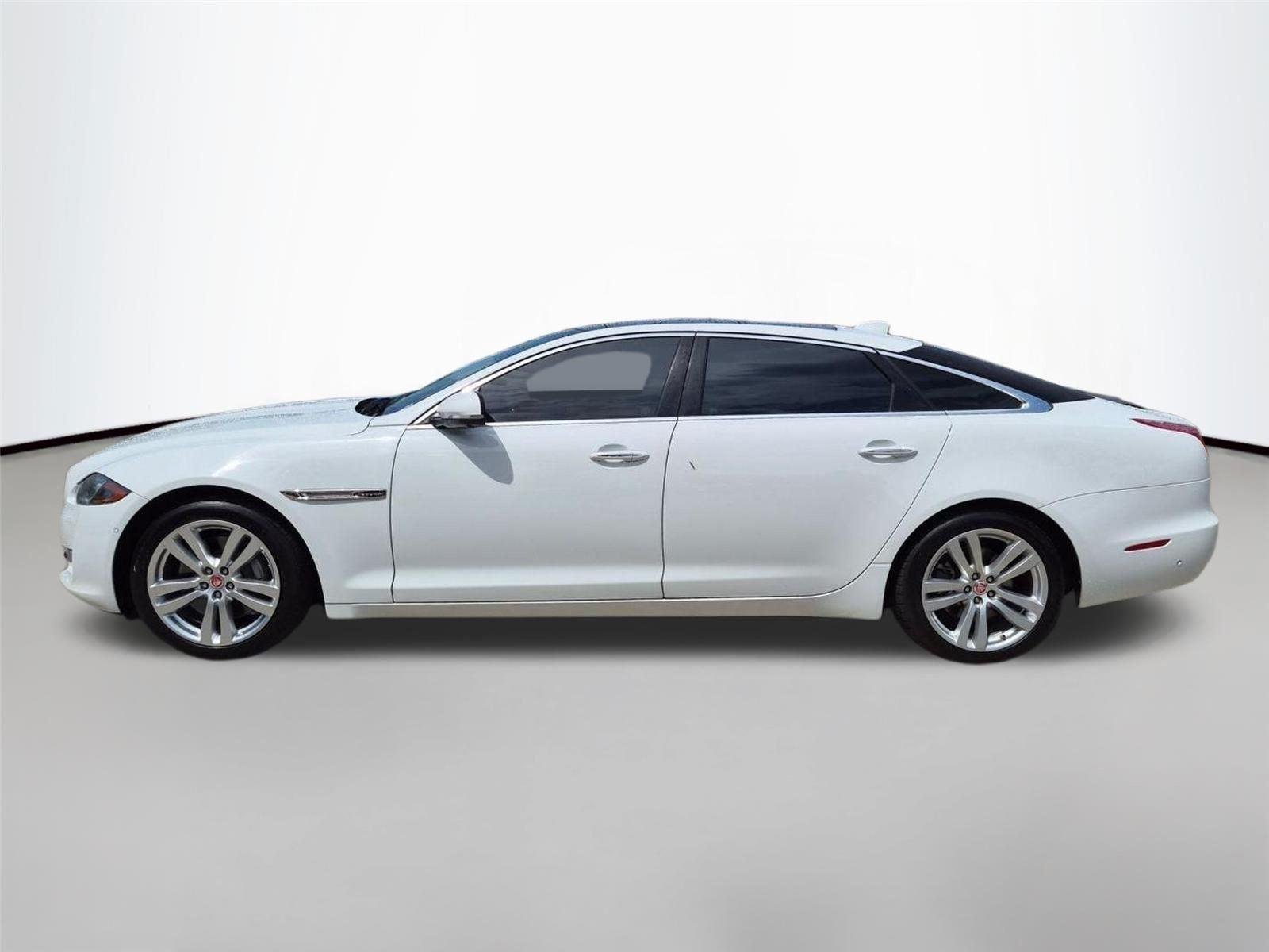 Used 2018 Fuji White Jaguar XJL Portfolio image 13