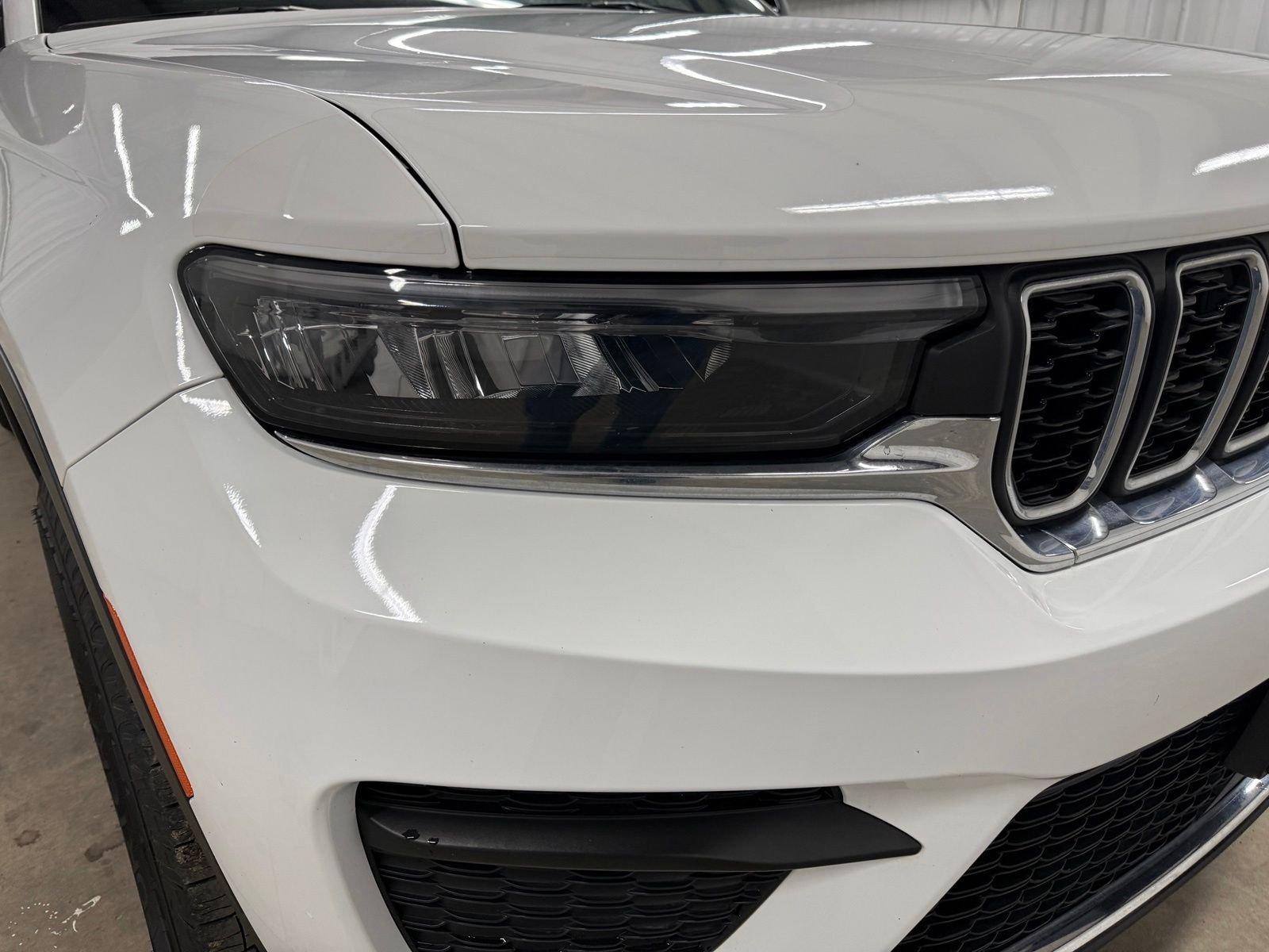 Used 2025 White Jeep Laredo image 3