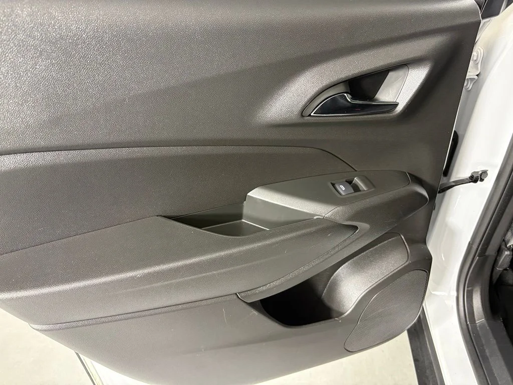Used 2025 White Chevrolet LT image 39