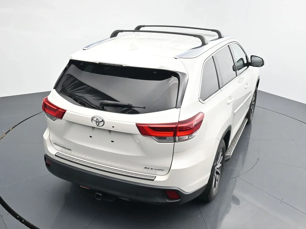 Used 2019 White Toyota XLE image 26