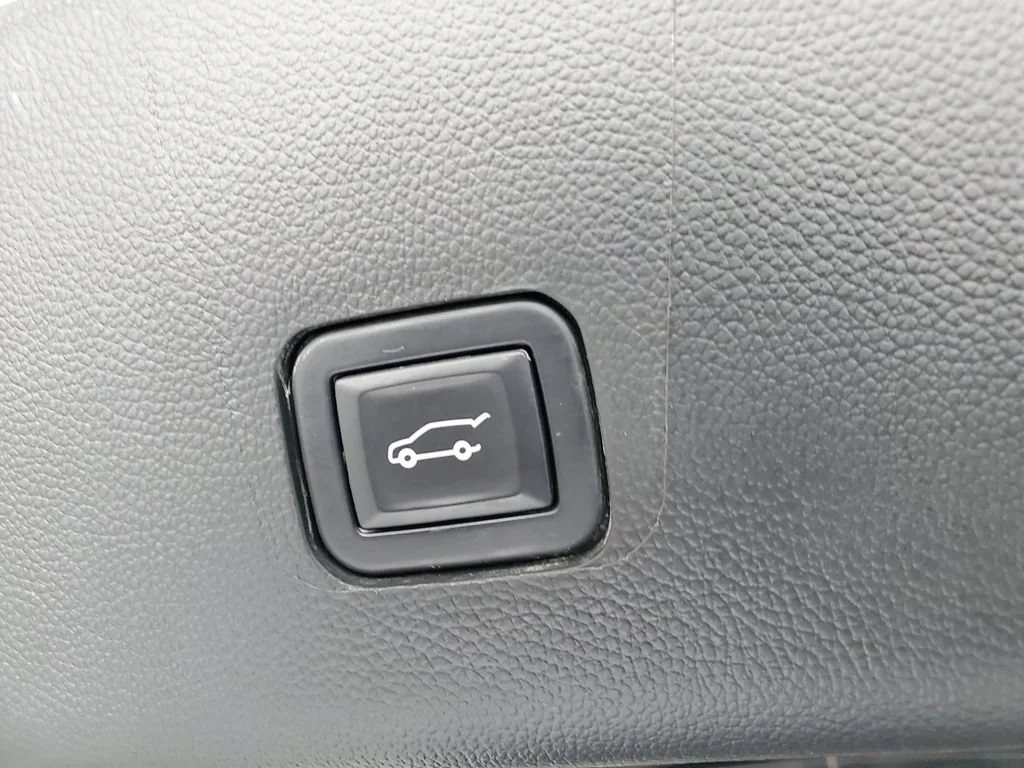 Used 2020 SUMMIT WHITE Chevrolet LT Cloth image 34