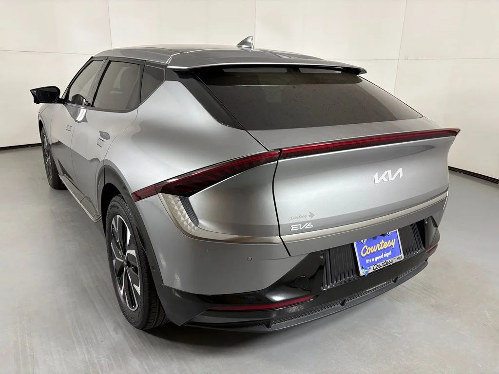 Used 2023 Gray Kia Wind image 6