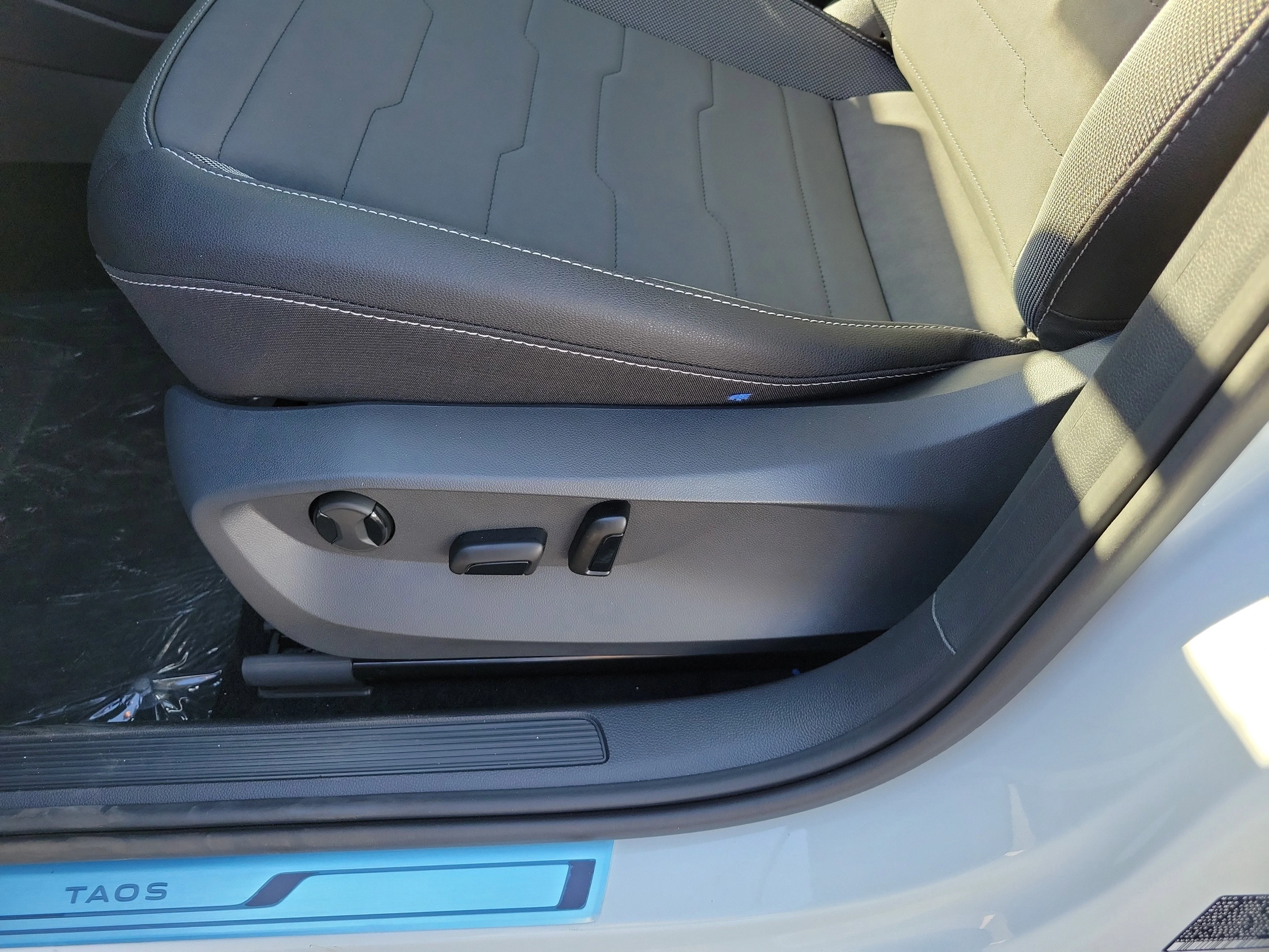 New 2026 White Volkswagen 1.5T SE Black image 19