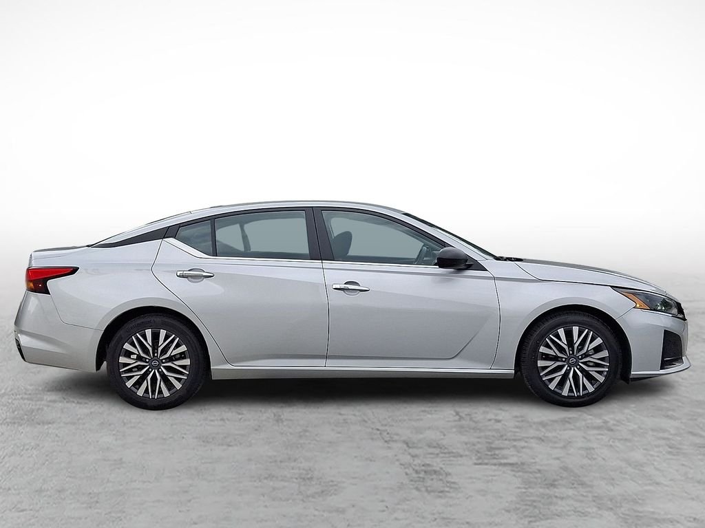Used 2025 Silver Nissan 2.5 SV image 5