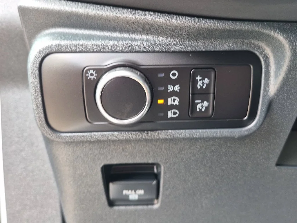 Used 2025 Oxford White Ford Base image 19