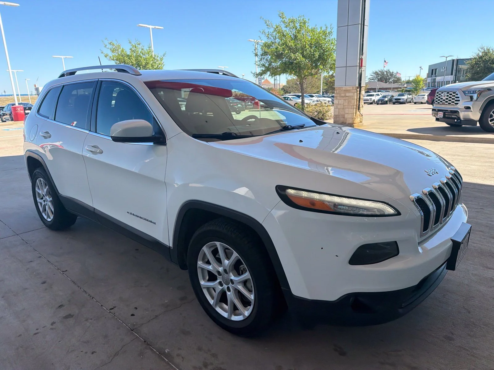 Used 2016 White Jeep Latitude image 25