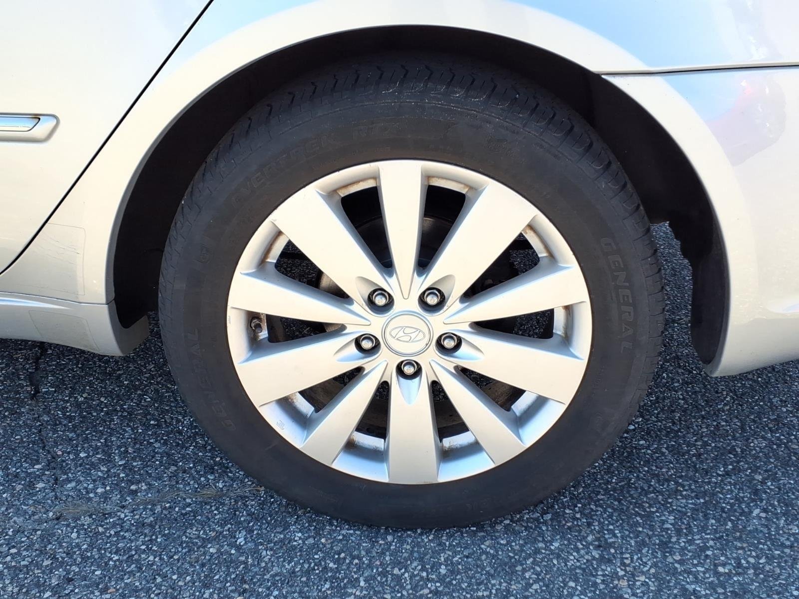 Used 2009 Bright Silver Hyundai Limited image 9