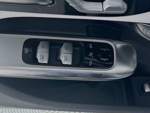 New 2026 Polar White Mercedes-Benz GLC 300 image 18