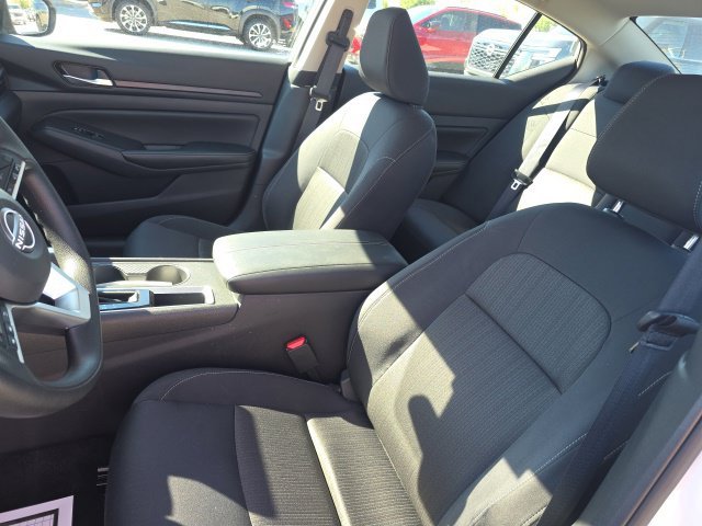 Used 2025 White Nissan 2.5 SV image 5