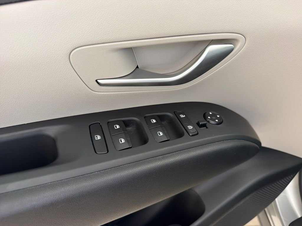 Used 2024 Shimmering Silver Hyundai SE image 11