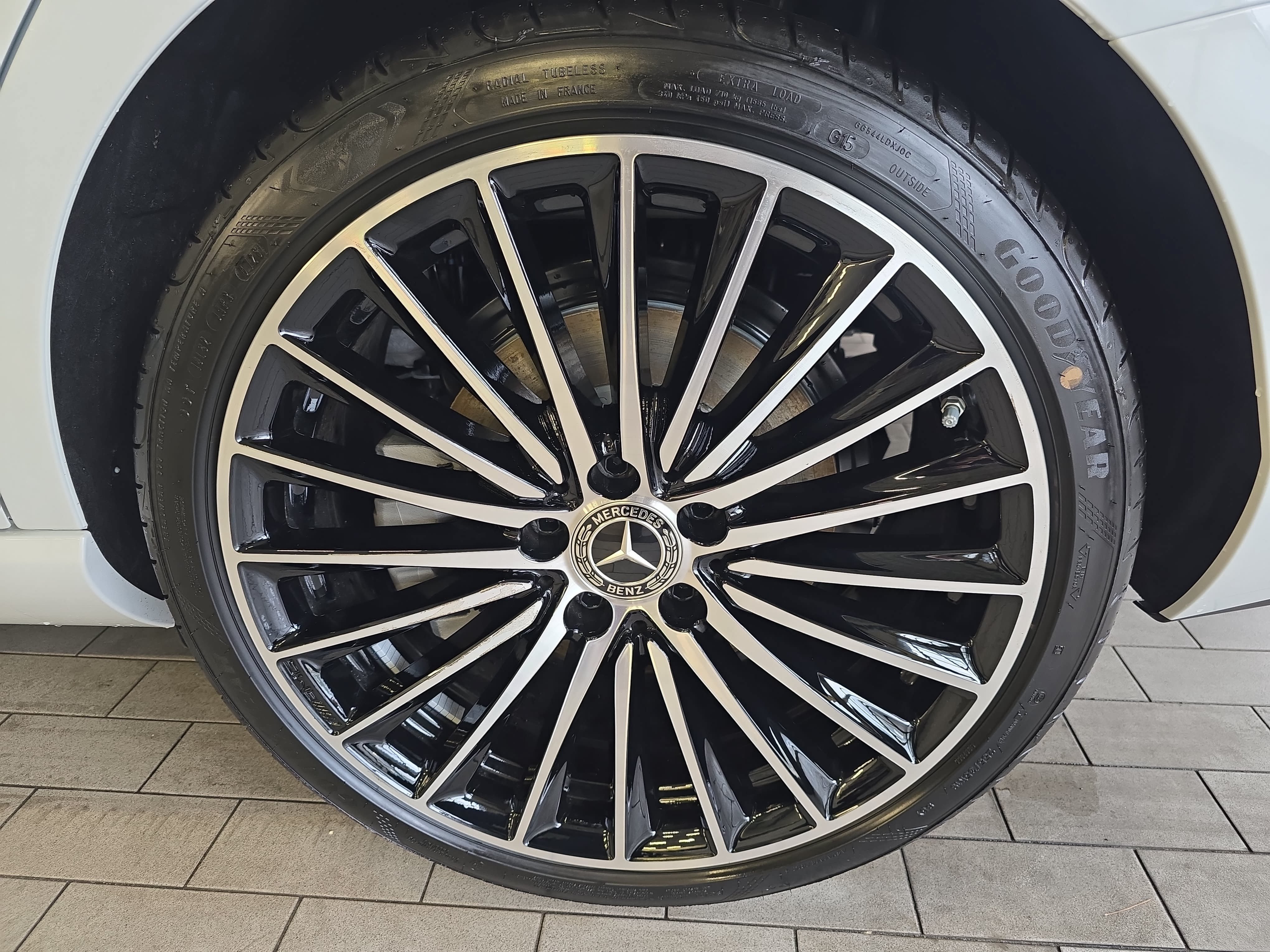 New 2026 MANUFAKTUR Moonlight White Metallic Mercedes-Benz C300 image 36